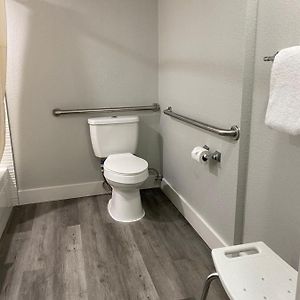 King Room Bath Tub Mobility Accessible or Non-Smoking